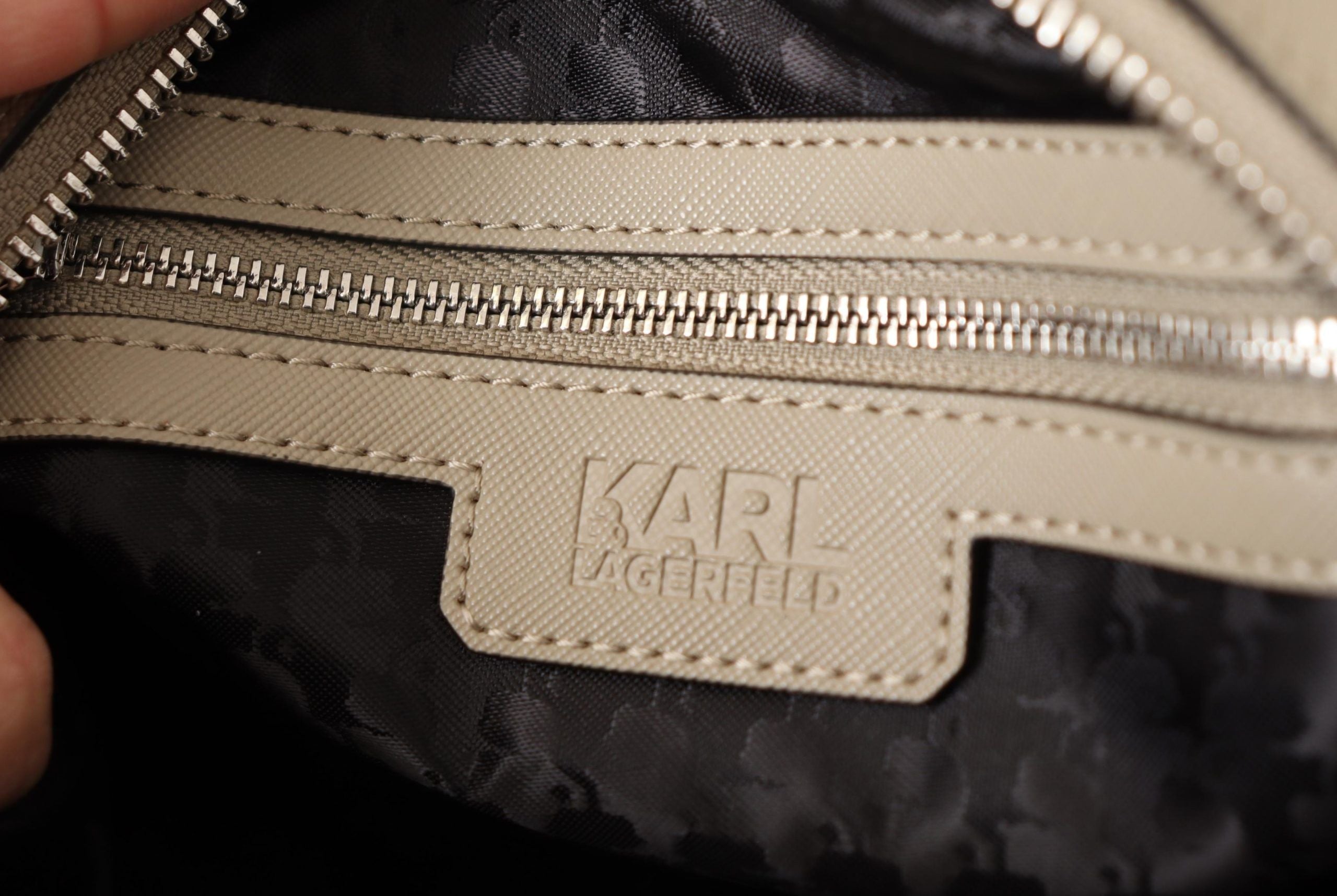 Karl Lagerfeld Elegant Green Shoulder Handbag - Luksusmuotia Karl Lagerfeld - Tutustu YVES JAVANNI® 