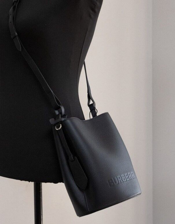 Burberry Lorne Small Black Pebbled Leather Bucket Crossbody Handbag Purse - Luksuslaukut ja asusteet Burberry - Tutustu YVES JAVANNI® 