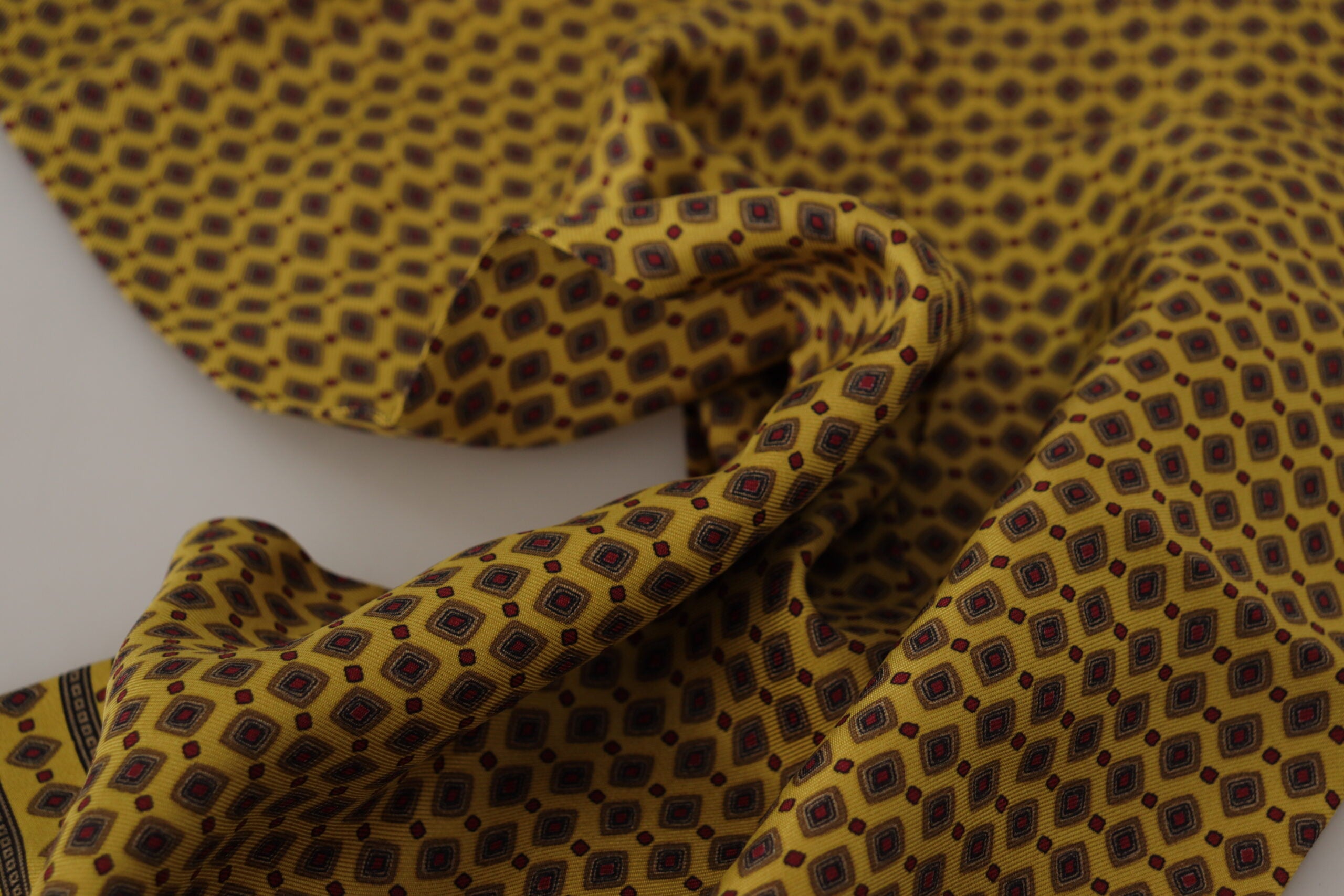 Dolce & Gabbana Elegant Yellow Silk Men's Scarf - Luksusmuotia Dolce & Gabbana - Tutustu YVES JAVANNI® 