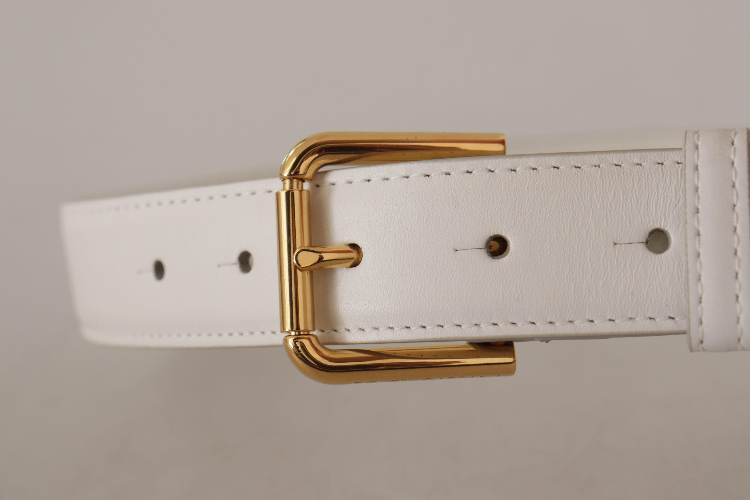 Dolce & Gabbana Chic White Leather Belt with Gold Engraved Buckle - Luksusmuotia Dolce & Gabbana - Tutustu YVES JAVANNI® 