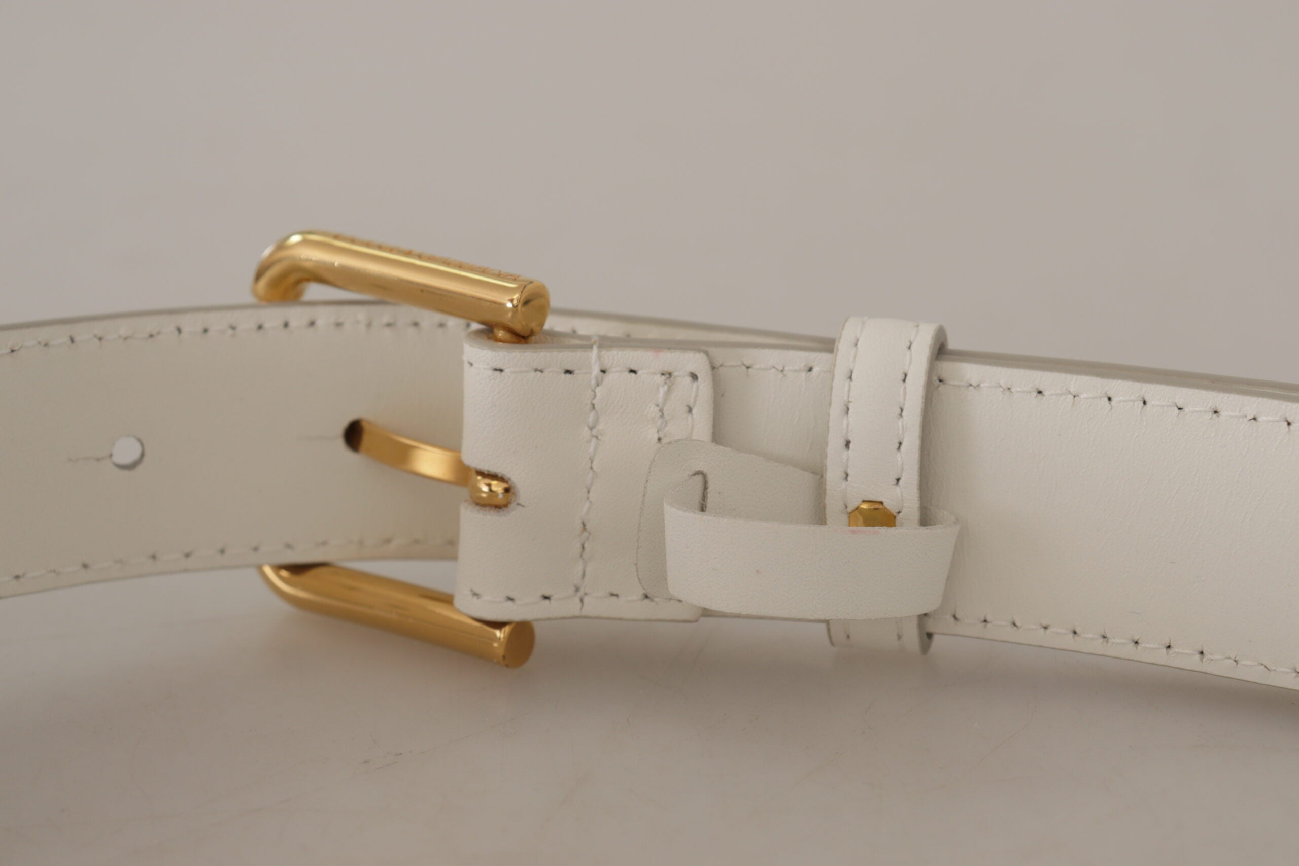 Dolce & Gabbana Chic White Leather Belt with Gold Engraved Buckle - Luksusmuotia Dolce & Gabbana - Tutustu YVES JAVANNI® 