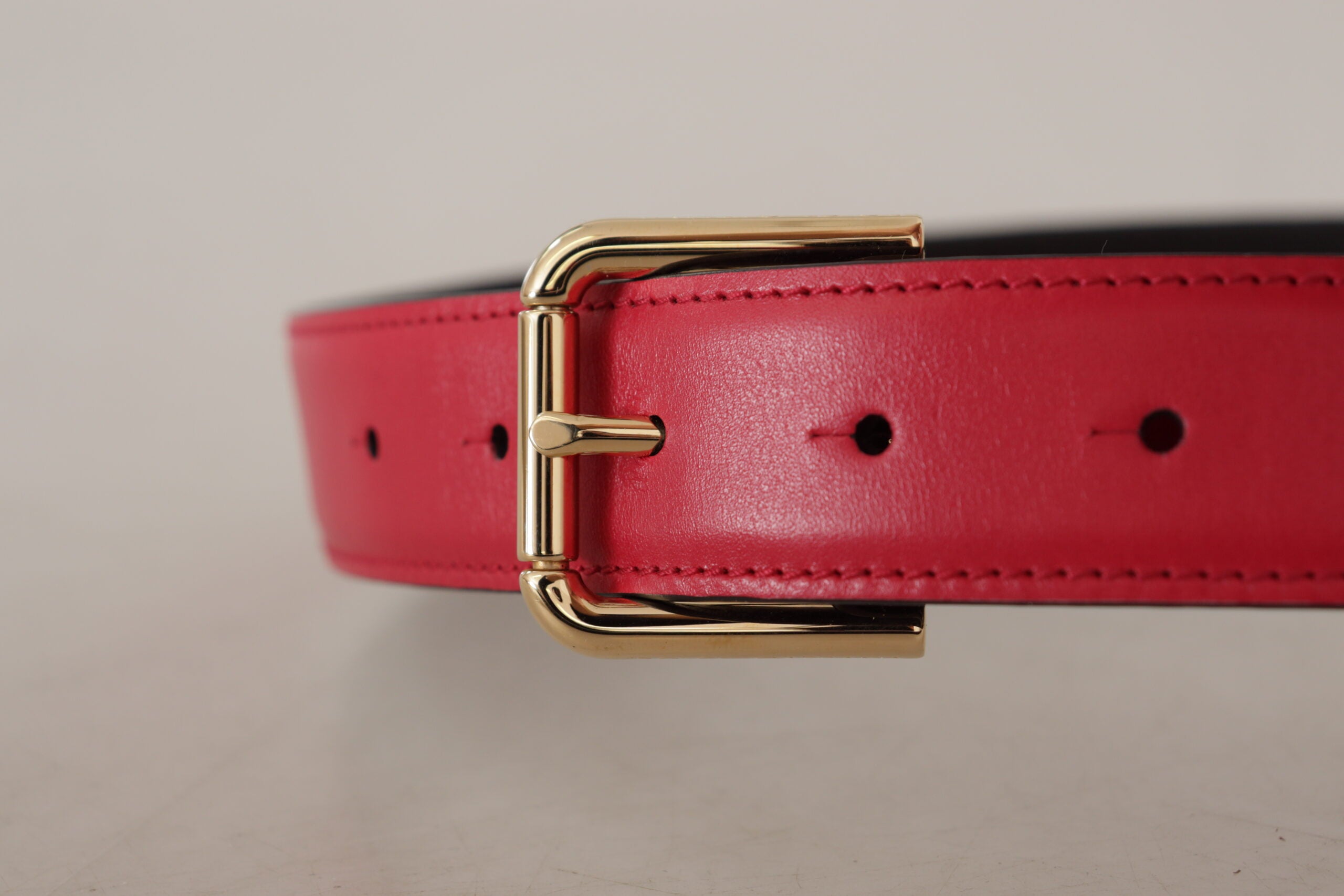 Dolce & Gabbana Elegant Red Leather Belt with Gold-Tone Buckle - Luksusmuotia Dolce & Gabbana - Tutustu YVES JAVANNI® 