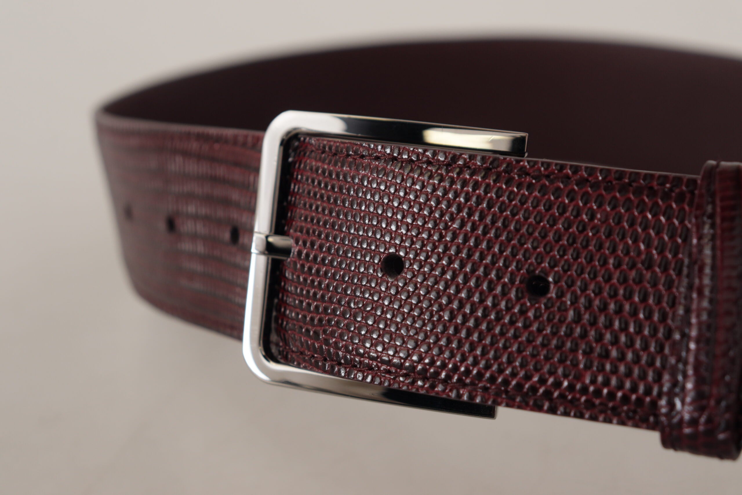 Dolce & Gabbana Elegant Maroon Leather Belt with Engraved Buckle - Luksusmuotia Dolce & Gabbana - Tutustu YVES JAVANNI® 