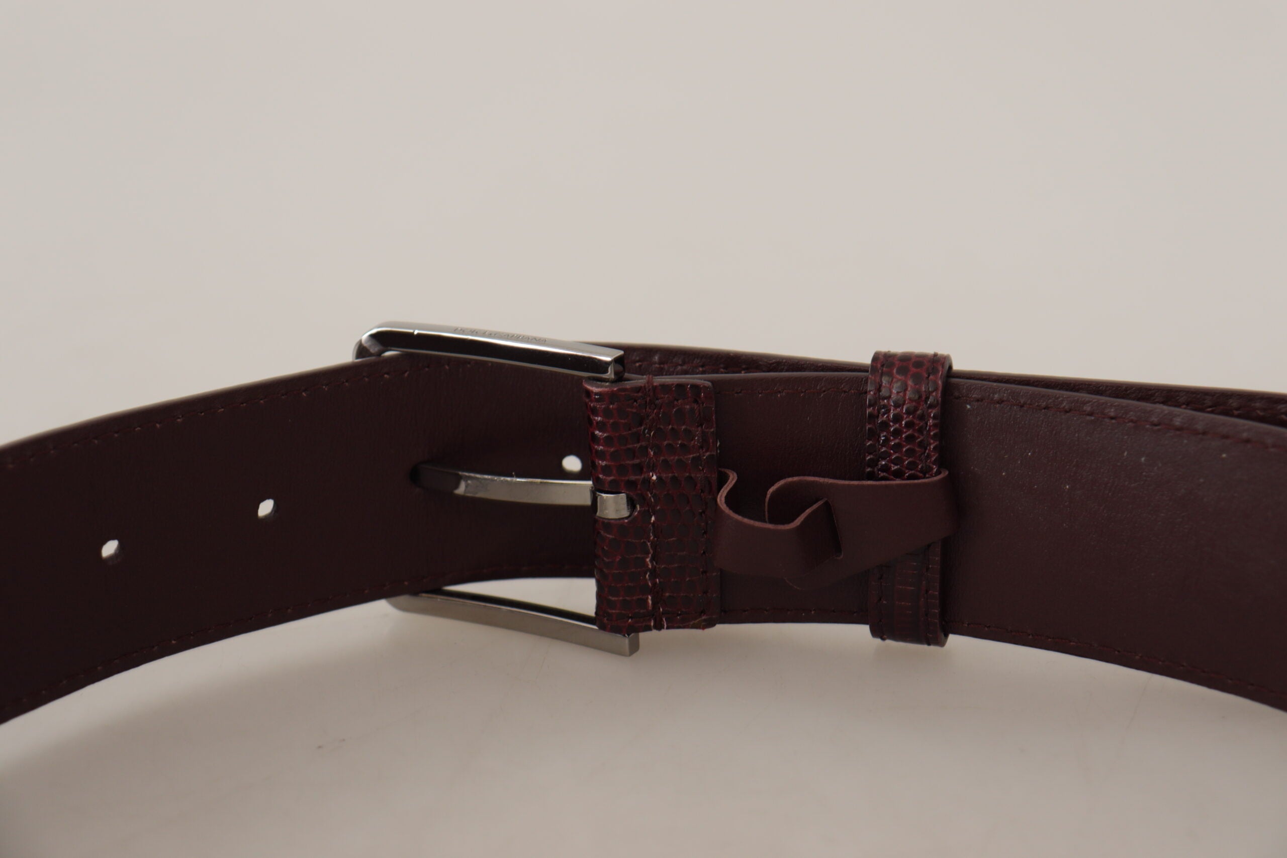 Dolce & Gabbana Elegant Maroon Leather Belt with Engraved Buckle - Luksusmuotia Dolce & Gabbana - Tutustu YVES JAVANNI® 