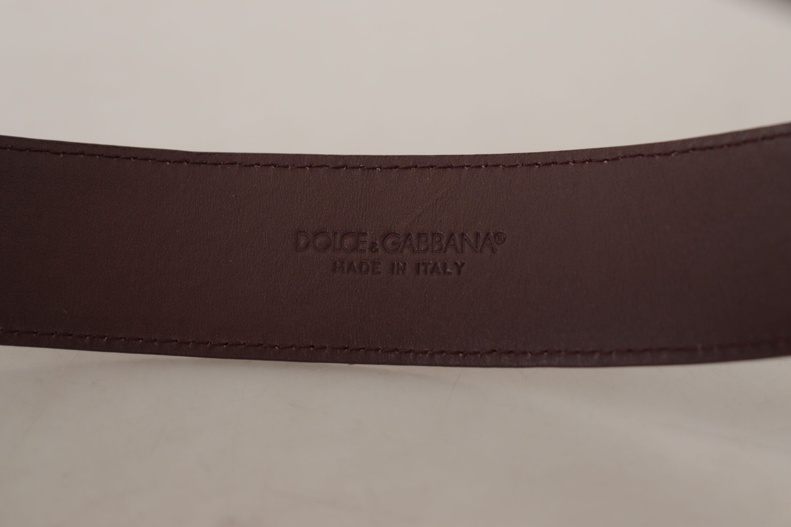 Dolce & Gabbana Elegant Maroon Leather Belt with Engraved Buckle - Luksusmuotia Dolce & Gabbana - Tutustu YVES JAVANNI® 