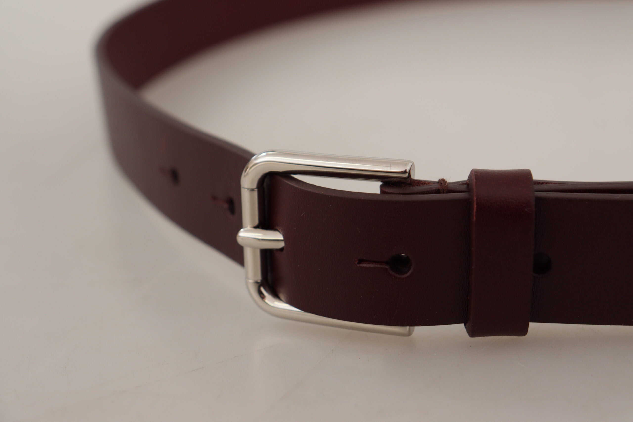 Dolce & Gabbana Elegant Maroon Leather Belt with Logo Buckle - Luksusmuotia Dolce & Gabbana - Tutustu YVES JAVANNI® 