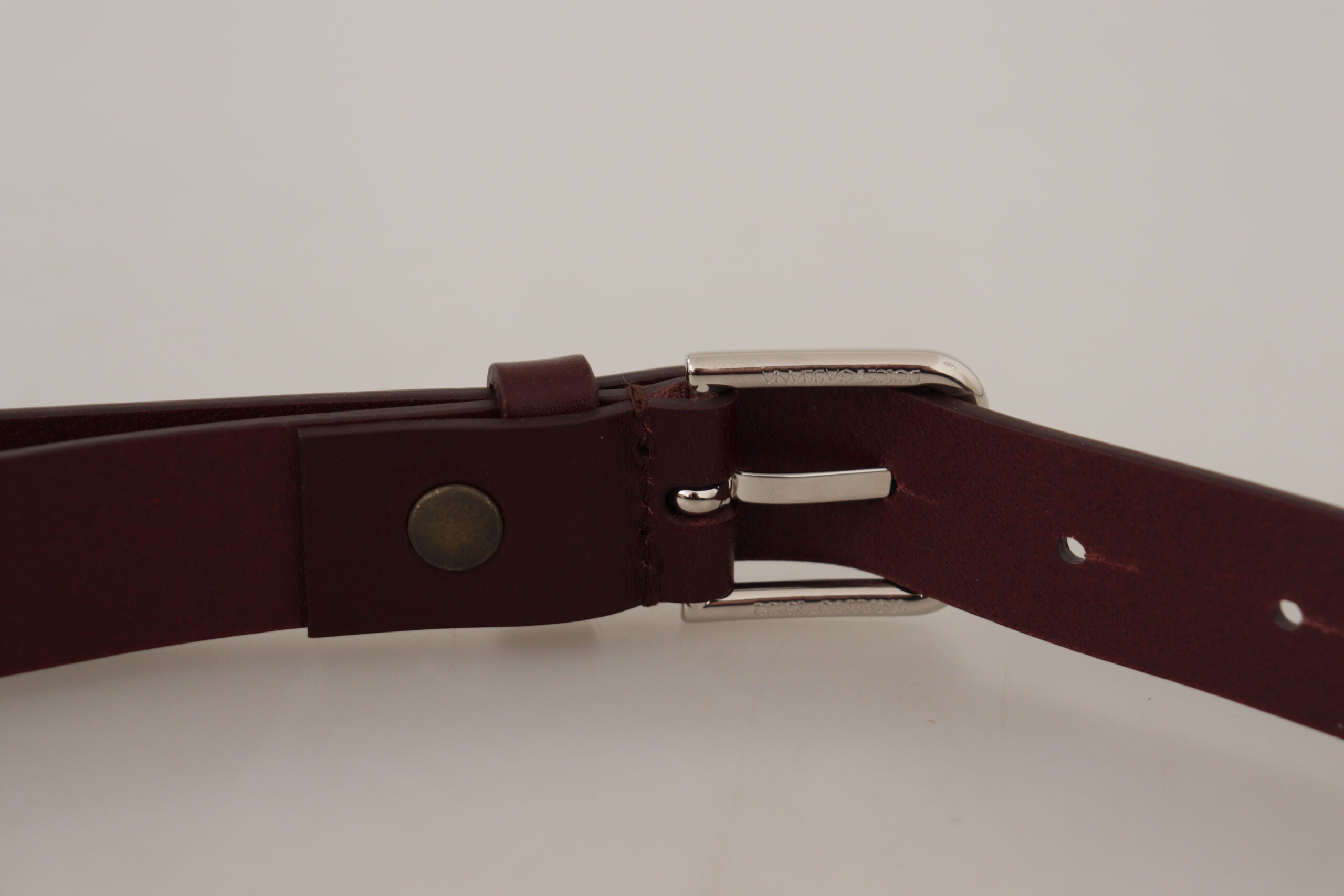 Dolce & Gabbana Elegant Maroon Leather Belt with Logo Buckle - Luksusmuotia Dolce & Gabbana - Tutustu YVES JAVANNI® 