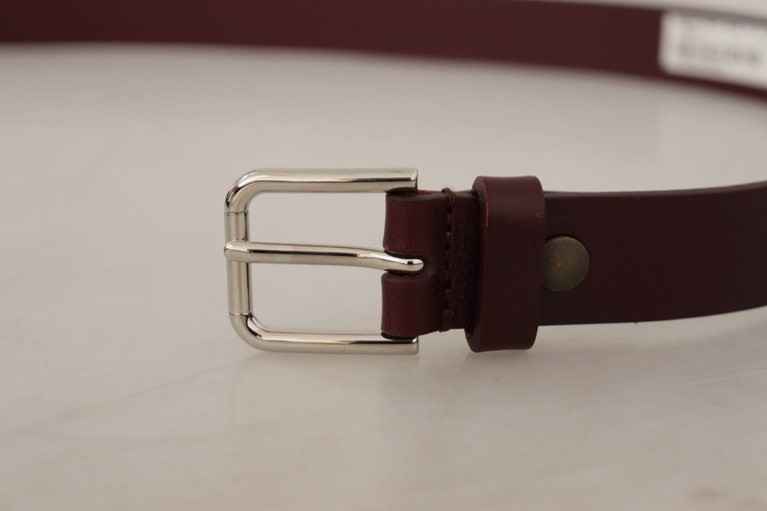 Dolce & Gabbana Elegant Maroon Leather Belt with Logo Buckle - Luksusmuotia Dolce & Gabbana - Tutustu YVES JAVANNI® 