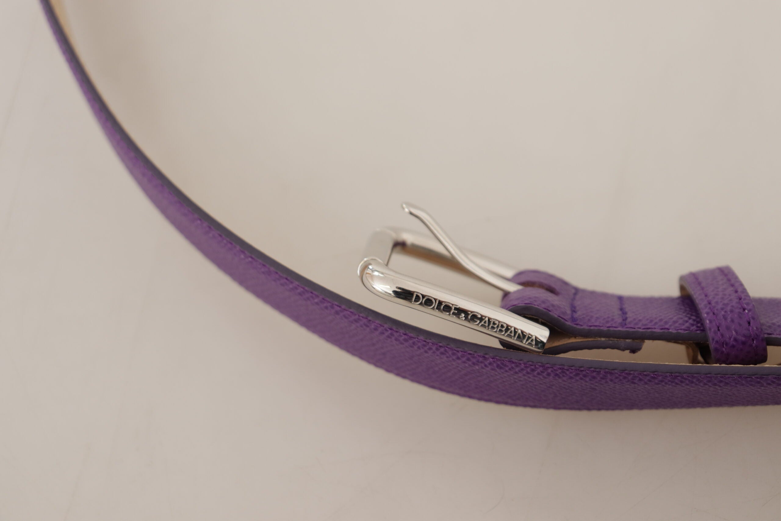 Dolce & Gabbana Elegant Purple Leather Belt with Logo Buckle - Luksusmuotia Dolce & Gabbana - Tutustu YVES JAVANNI® 