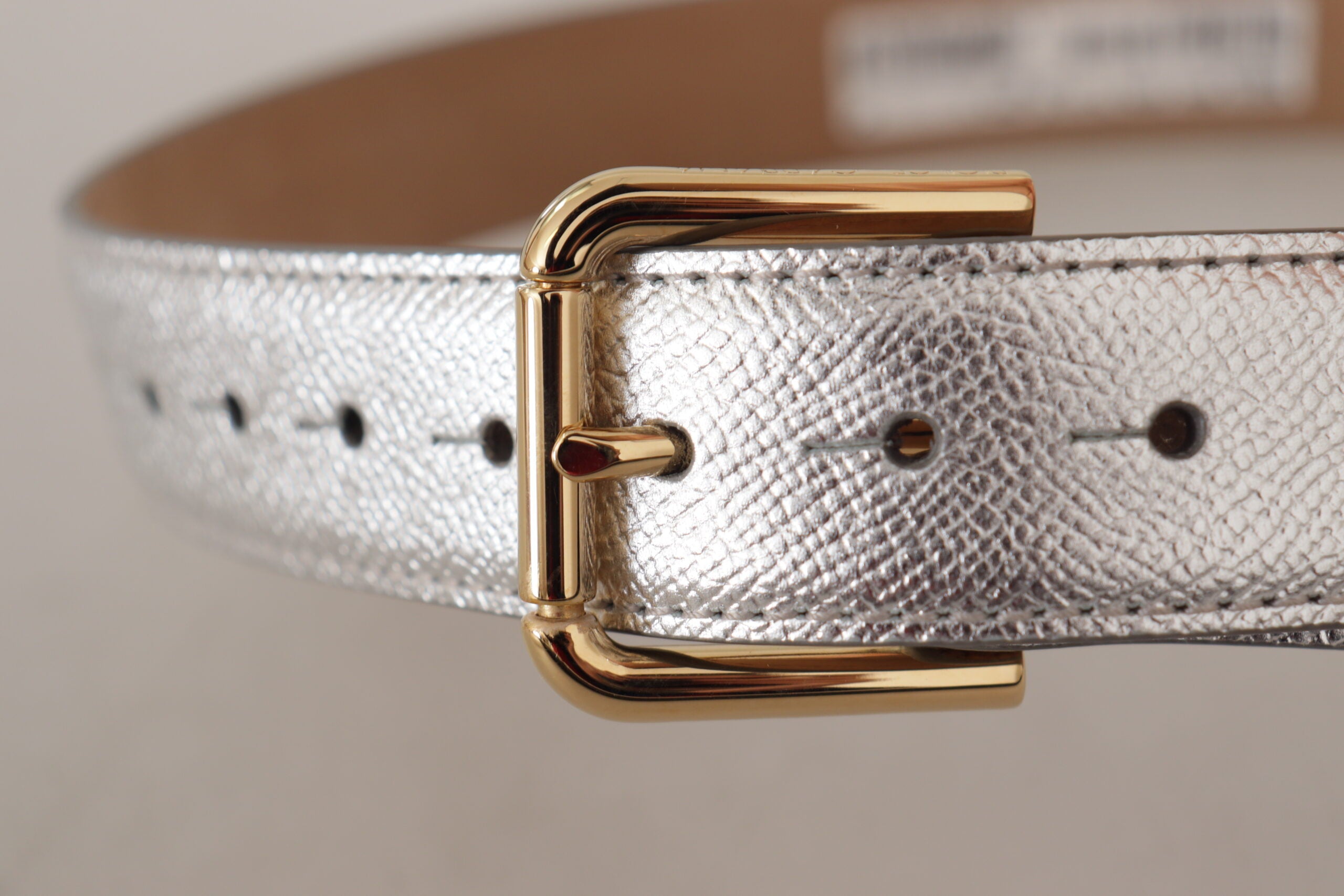 Dolce & Gabbana Elegant Silver Leather Belt with Engraved Buckle - Luksuslaukut ja asusteet Dolce & Gabbana - Tutustu YVES JAVANNI® 