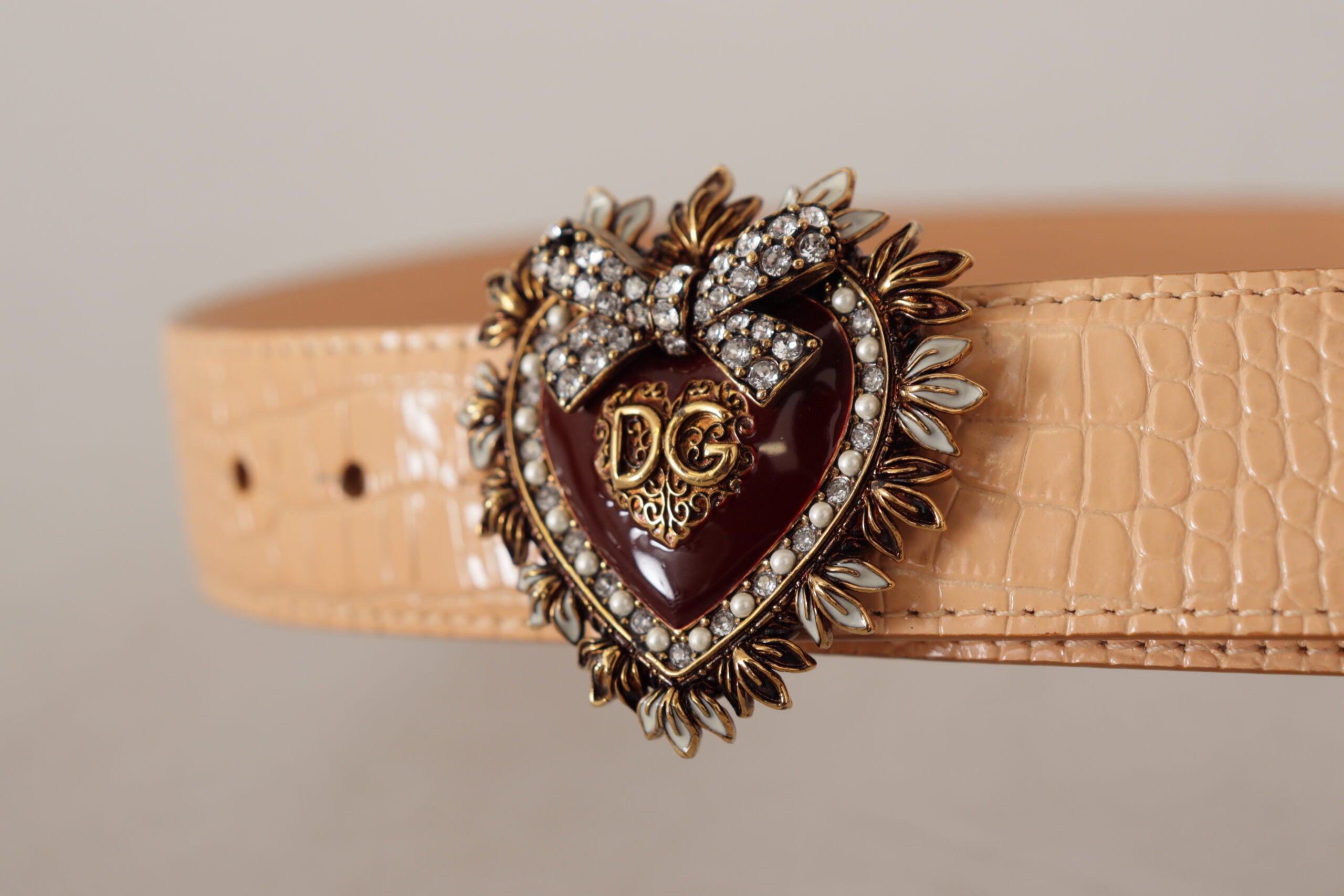 Dolce & Gabbana Enchanting Nude Leather Belt with Engraved Buckle - Luksusmuotia Dolce & Gabbana - Tutustu YVES JAVANNI® 