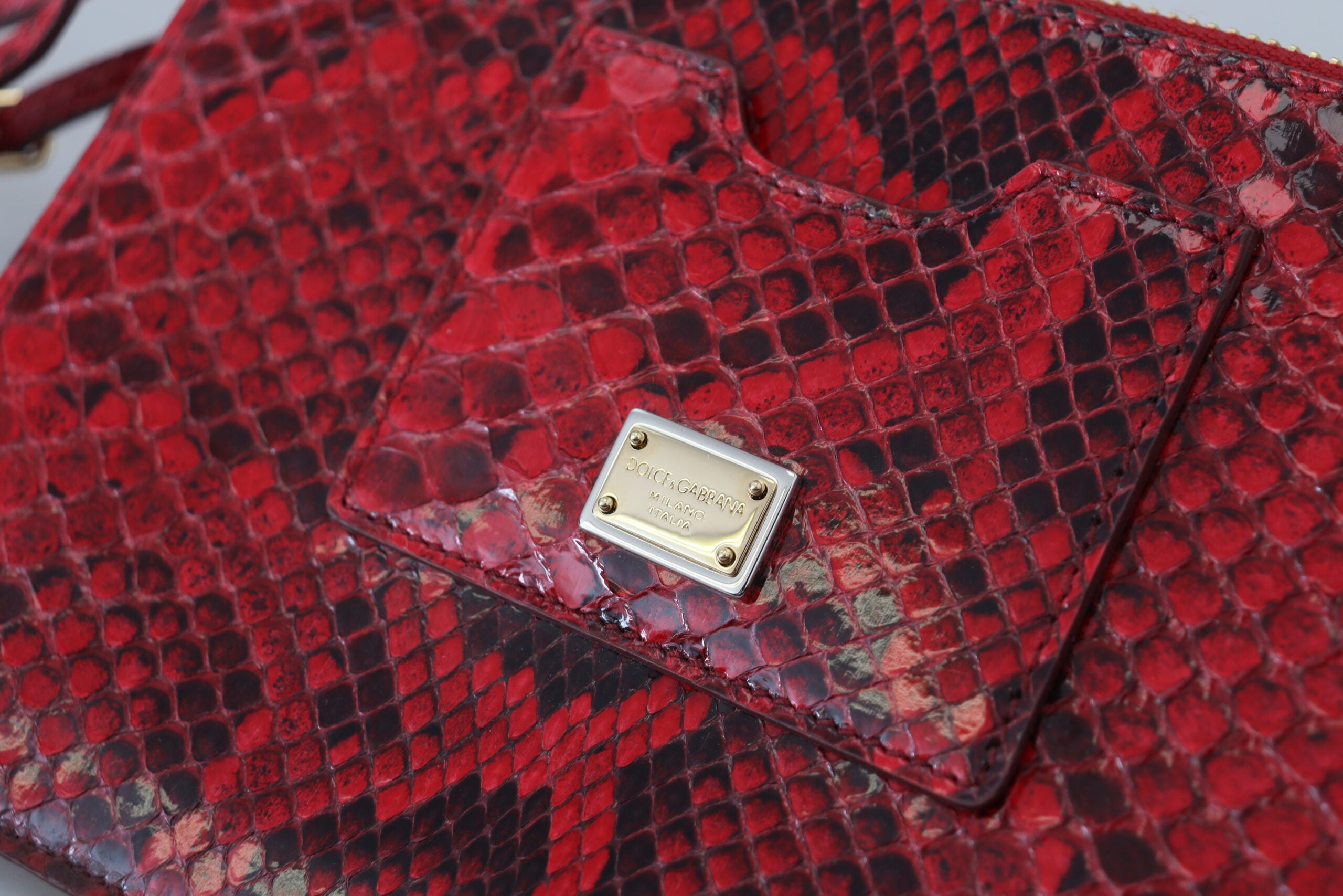 Dolce & Gabbana Elegant Red Leather Ayers Snake Clutch - Luksusmuotia Dolce & Gabbana - Tutustu YVES JAVANNI® 