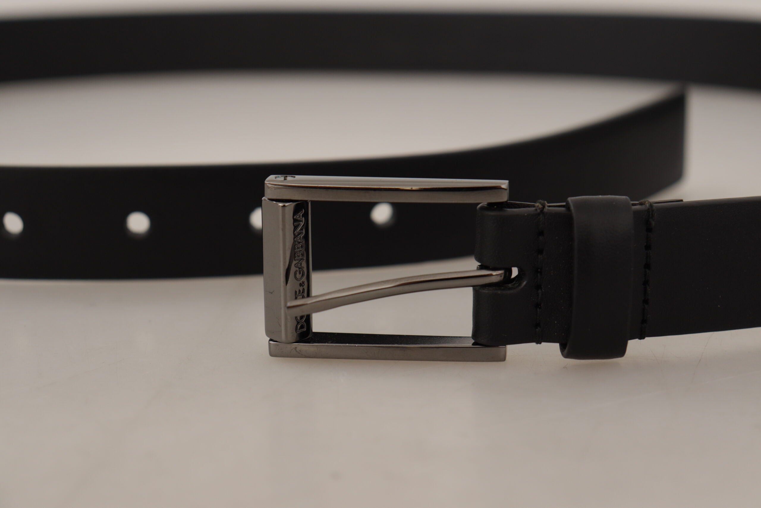 Dolce & Gabbana Elegant Black Leather Belt with Metal Buckle - Luksusmuotia Dolce & Gabbana - Tutustu YVES JAVANNI® 