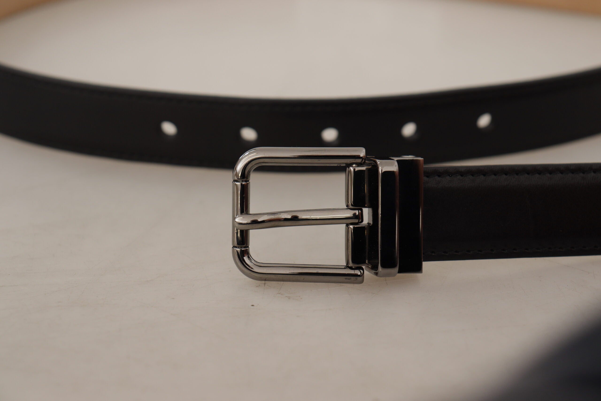 Dolce & Gabbana Sleek Black Leather Belt with Metal Buckle - Luksusmuotia Dolce & Gabbana - Tutustu YVES JAVANNI® 