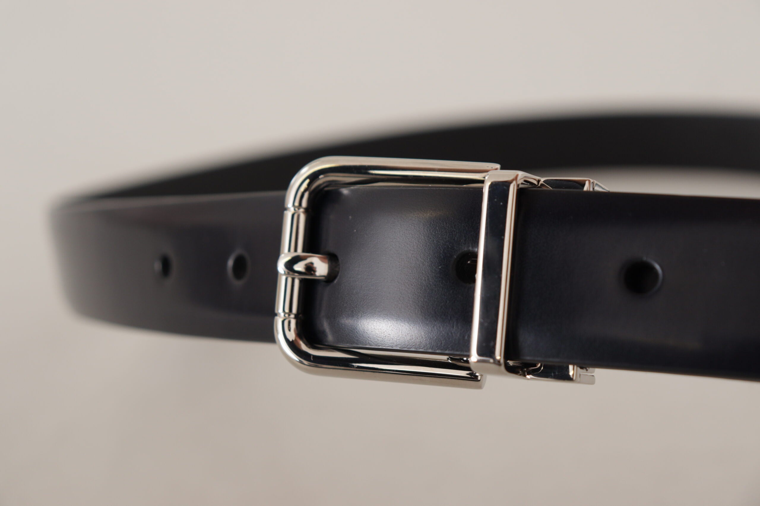 Dolce & Gabbana Elegant Black Leather Belt with Metal Buckle - Luksusmuotia Dolce & Gabbana - Tutustu YVES JAVANNI® 