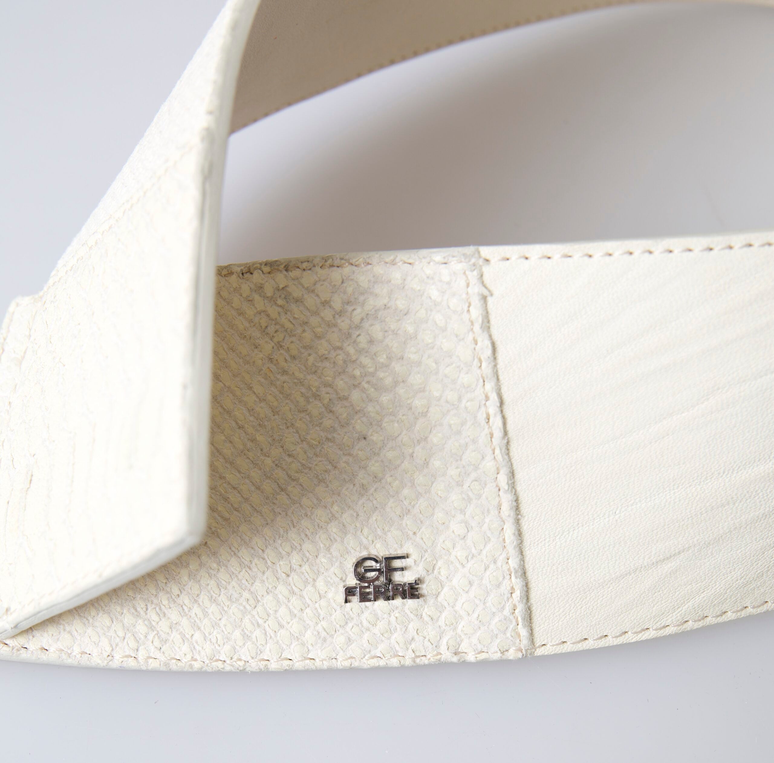 GF Ferre Chic Off White Snap Button Fashion Belt - Luksusmuotia GF Ferre - Tutustu YVES JAVANNI® 