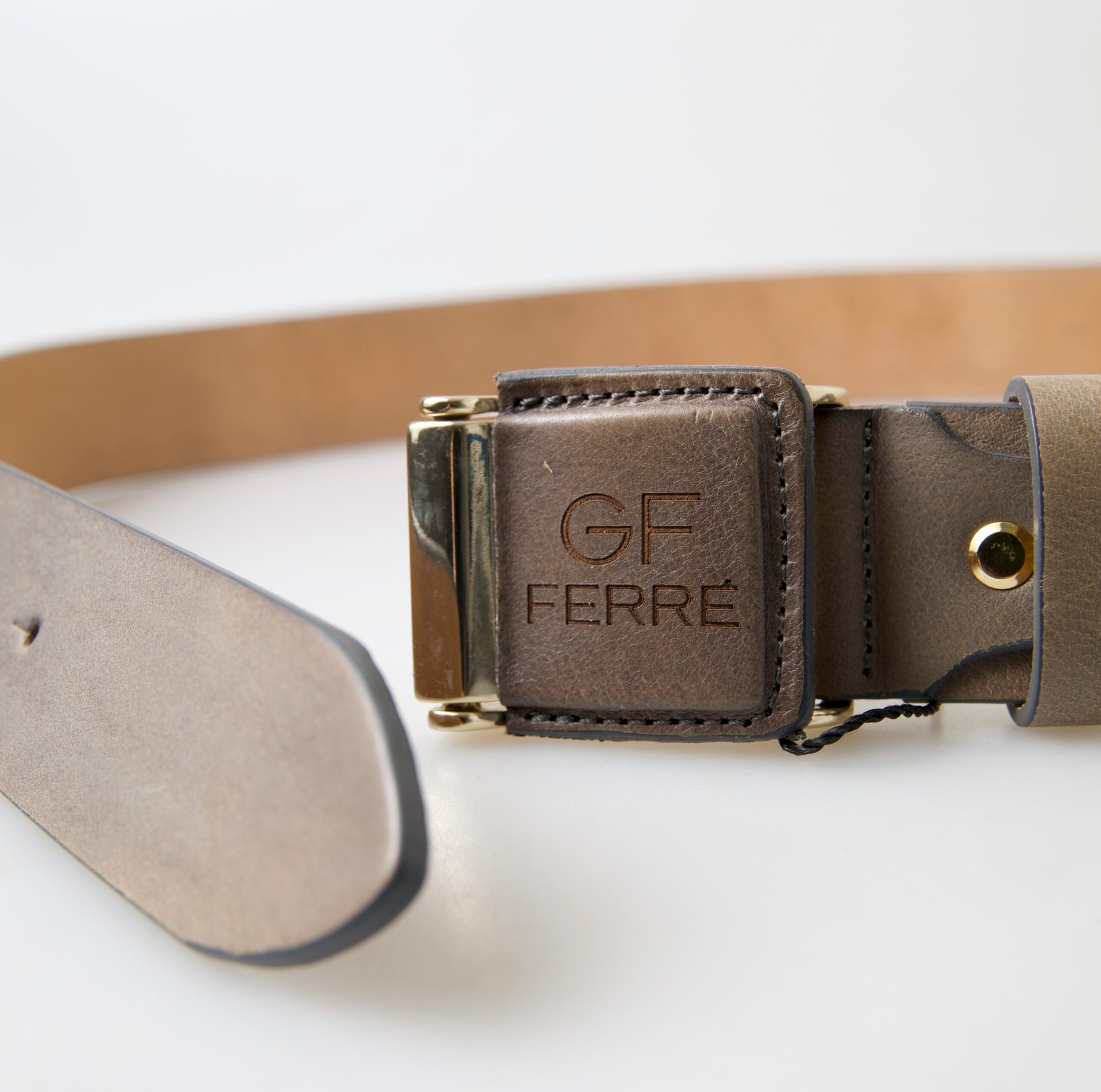 GF Ferre Elegant Leather Fashion Belt with Engraved Buckle - Luksusmuotia GF Ferre - Tutustu YVES JAVANNI® 