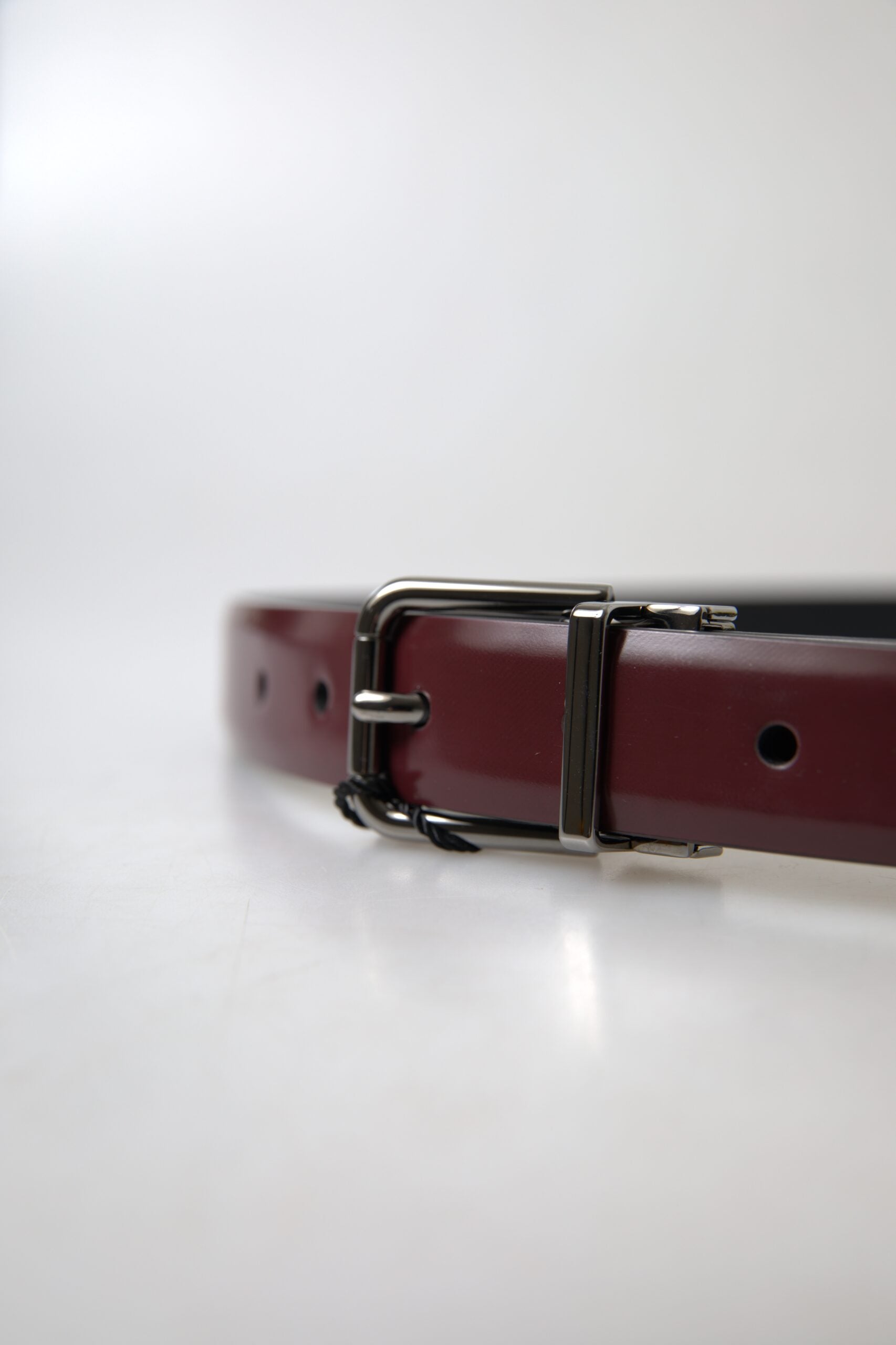 Dolce & Gabbana Elegant Bordeaux Leather Belt with Metal Buckle - Luksusmuotia Dolce & Gabbana - Tutustu YVES JAVANNI® 