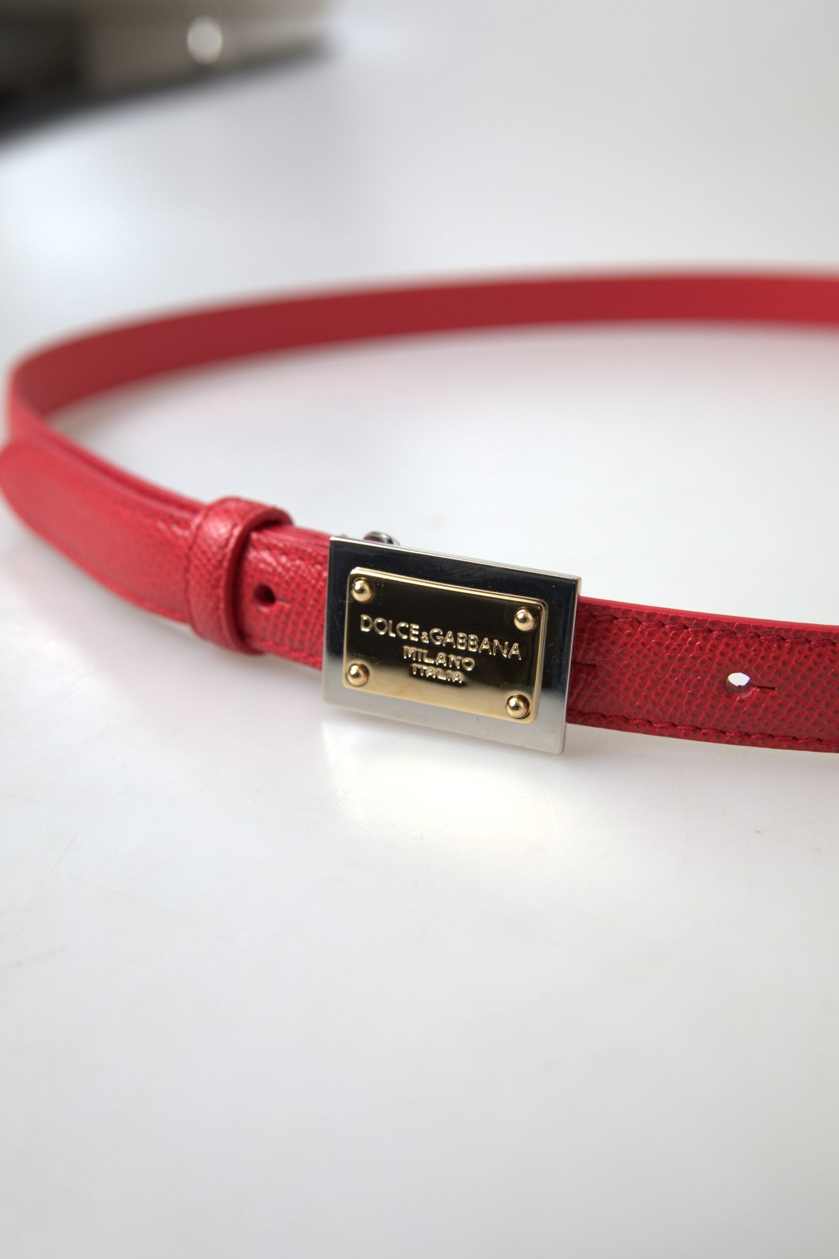 Dolce & Gabbana Elegant Red Leather Designer Belt - Luksusmuotia Dolce & Gabbana - Tutustu YVES JAVANNI® 