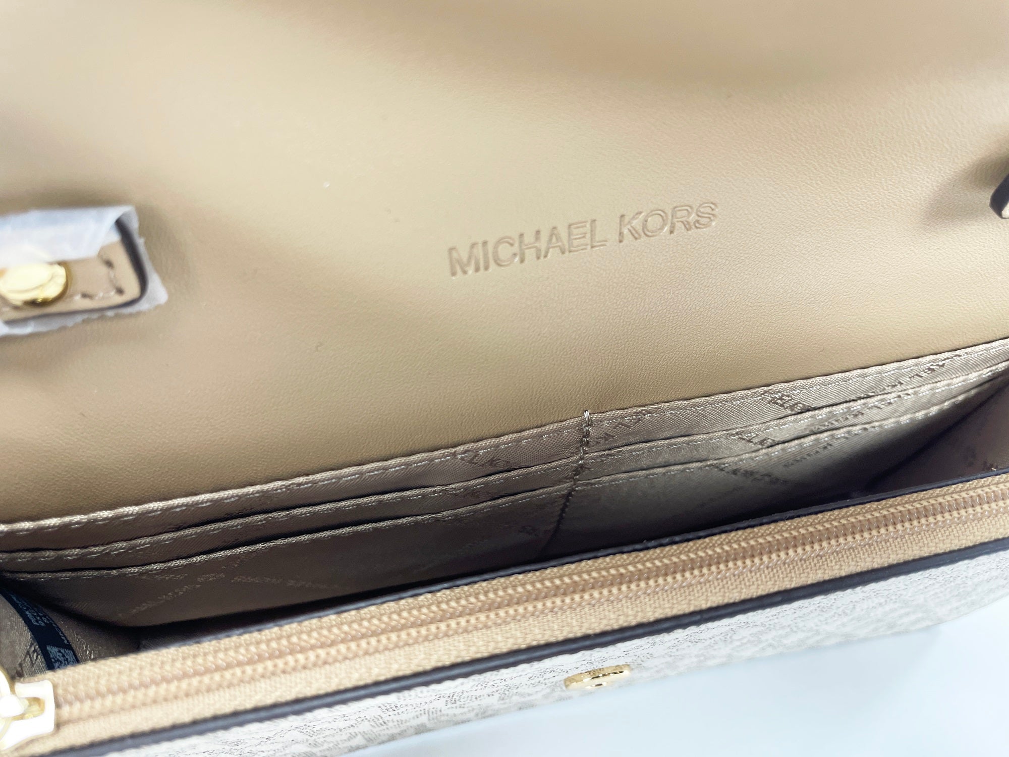 Michael Kors Jet Set Travel Pale Gold Small Flap Clutch Crossbody Bag - Luksusmuotia Michael Kors - Tutustu YVES JAVANNI® 