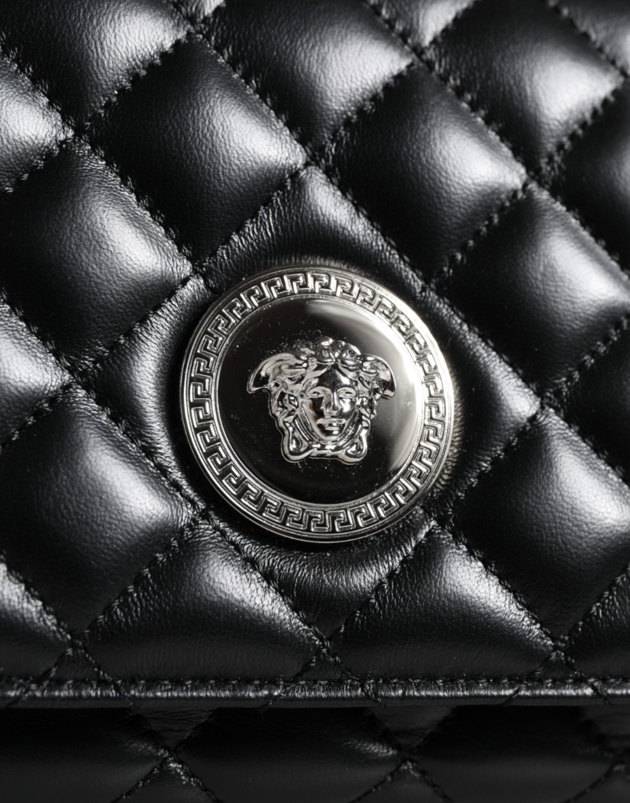 Versace Black Quilted Lambskin Leather Crossbody Shoulder Bag - Luksuslaukut ja asusteet Versace - Tutustu YVES JAVANNI® 