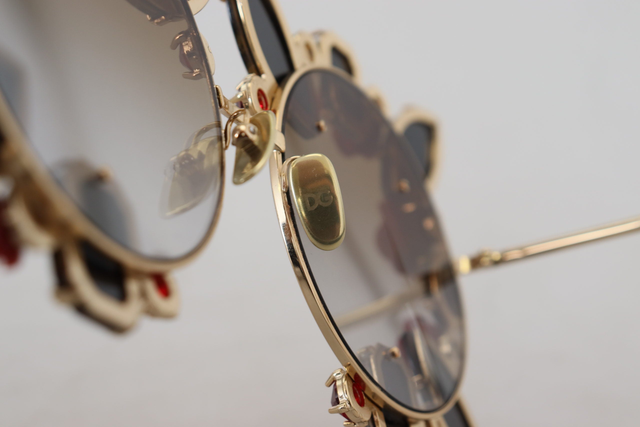 Dolce & Gabbana Elegant Round Rose-Embellished Sunglasses - Luksusmuotia Dolce & Gabbana - Tutustu YVES JAVANNI® 