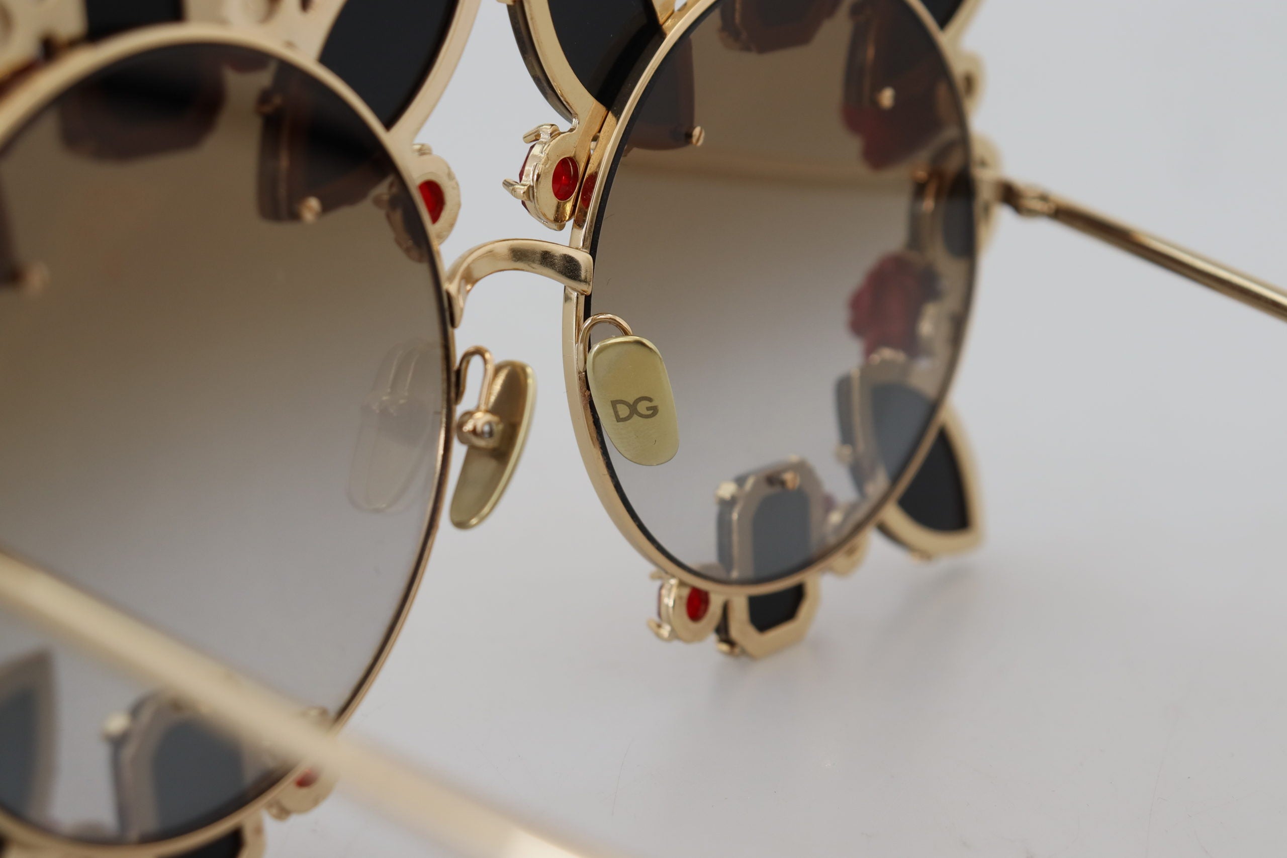 Dolce & Gabbana Elegant Round Rose-Embellished Sunglasses - Luksusmuotia Dolce & Gabbana - Tutustu YVES JAVANNI® 