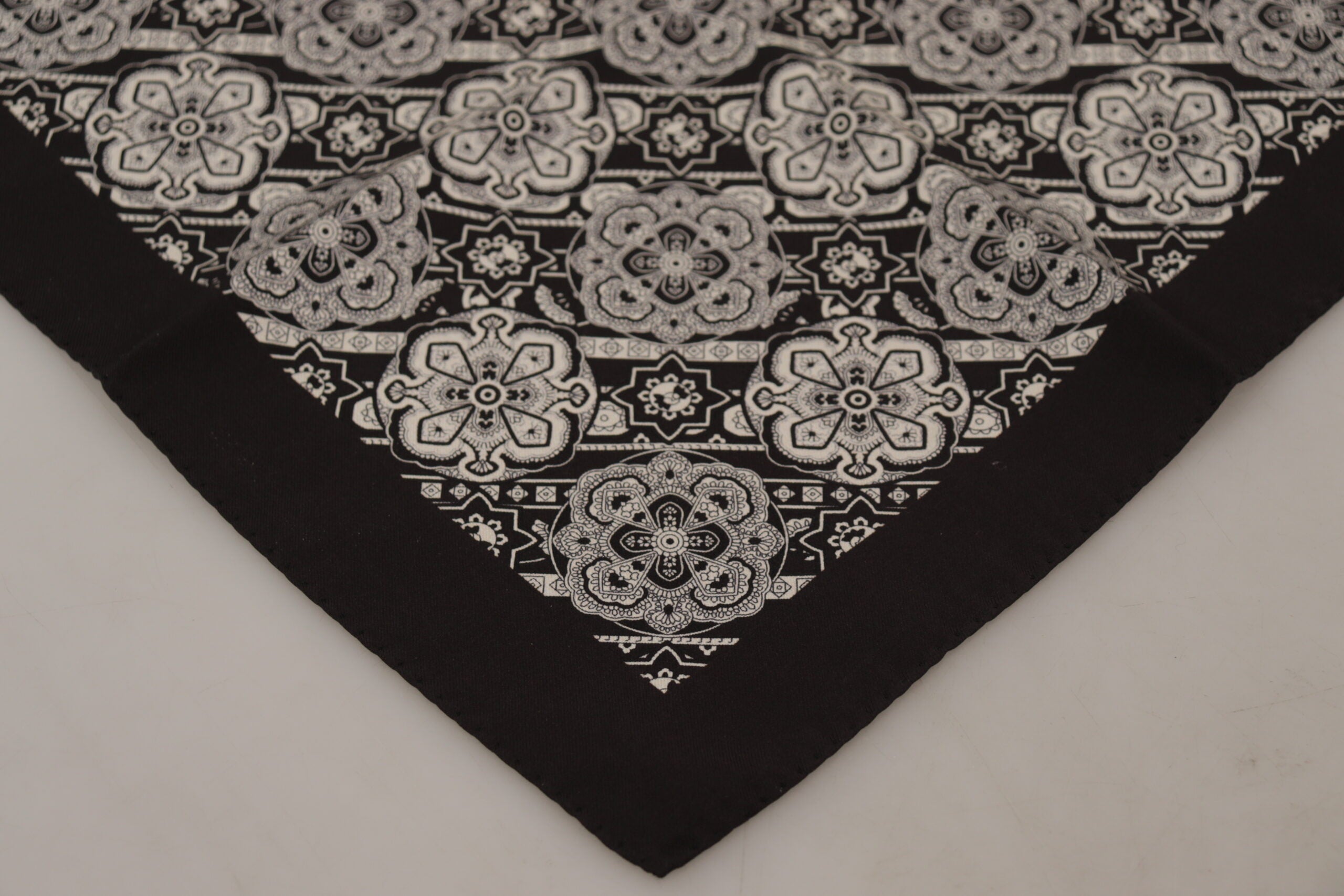 Dolce & Gabbana Elegant Silk Men's Square Scarf - Luksusmuotia Dolce & Gabbana - Tutustu YVES JAVANNI® 