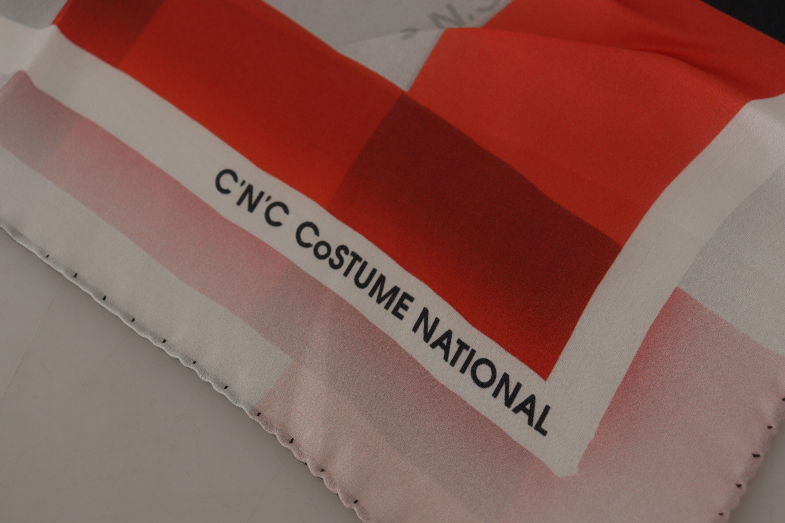 Costume National Elegant Silk Scarf in Gray Red Checkered - Luksusmuotia Costume National - Tutustu YVES JAVANNI® 