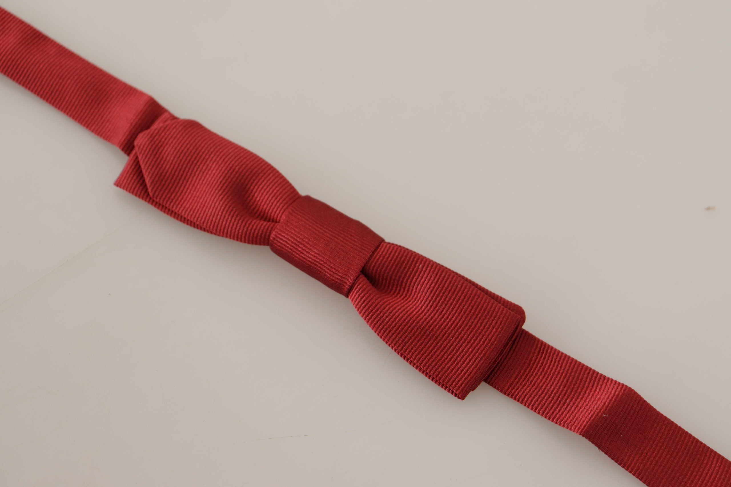 Dolce & Gabbana Elegant Red Silk Bow Tie - Luksusmuotia Dolce & Gabbana - Tutustu YVES JAVANNI® 