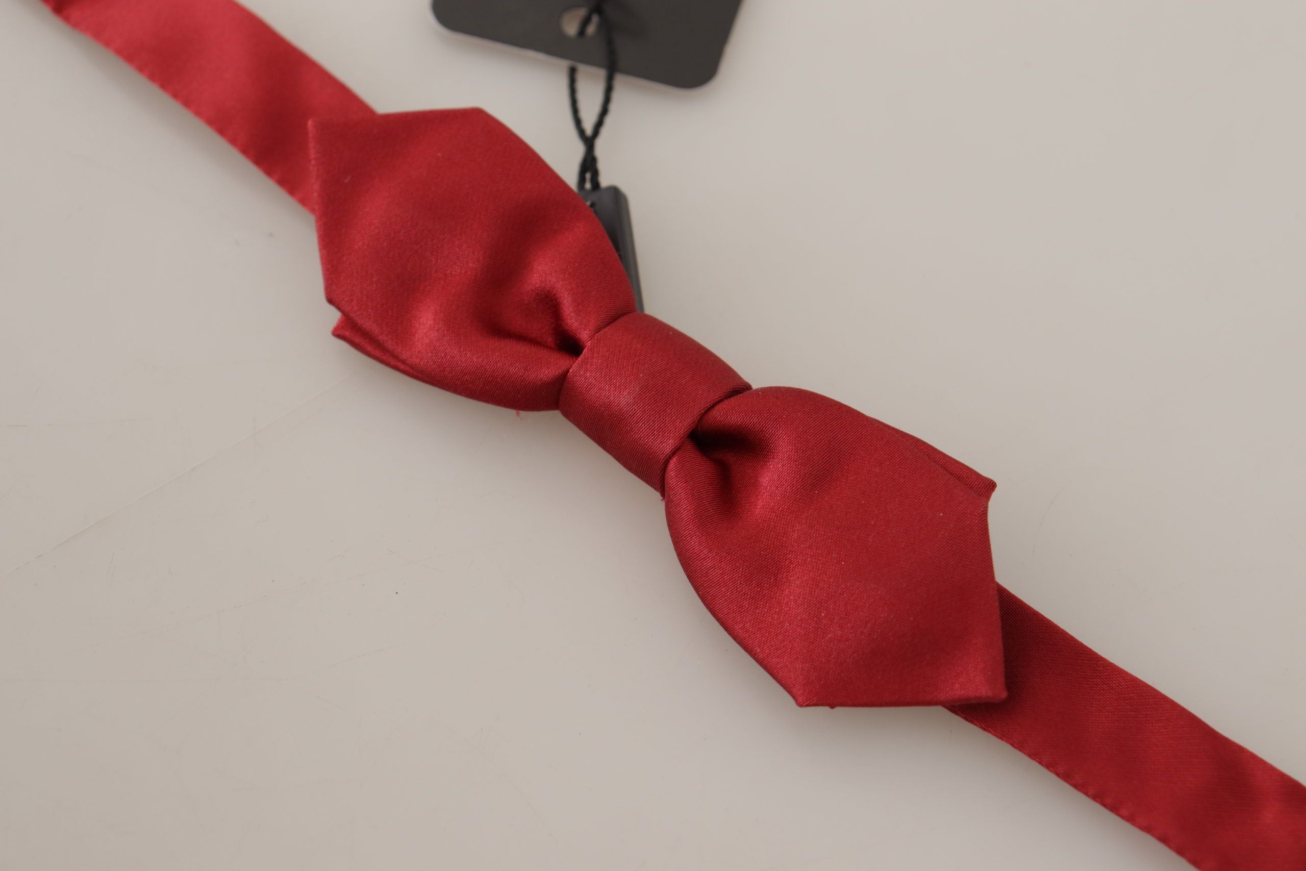 Dolce & Gabbana Elegant Red Silk Bow Tie - Luksusmuotia Dolce & Gabbana - Tutustu YVES JAVANNI® 