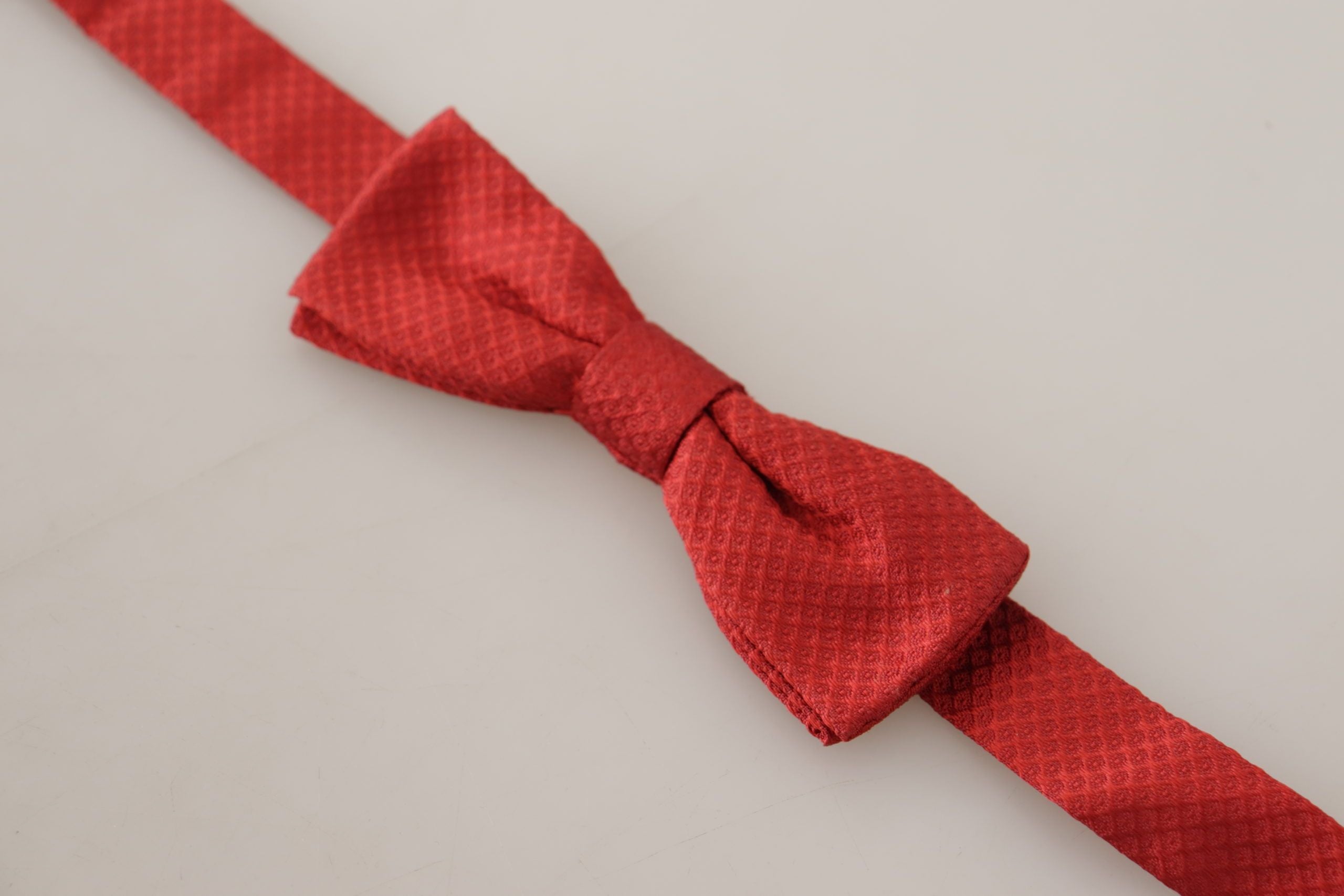 Dolce & Gabbana Elegant Red Silk Bow Tie - Luksusmuotia Dolce & Gabbana - Tutustu YVES JAVANNI® 