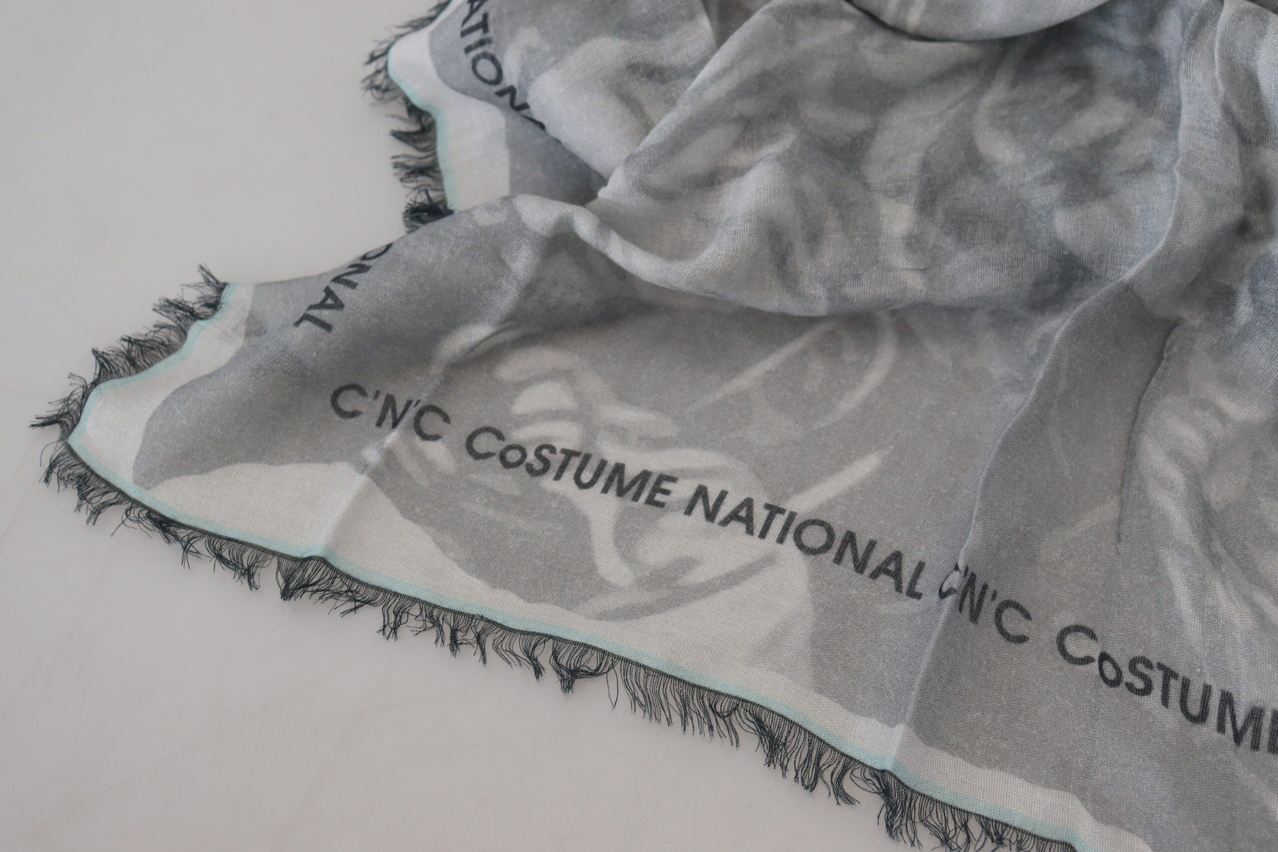 Costume National Chic Designer Grey Scarf with Fringes - Luksusmuotia Costume National - Tutustu YVES JAVANNI® 