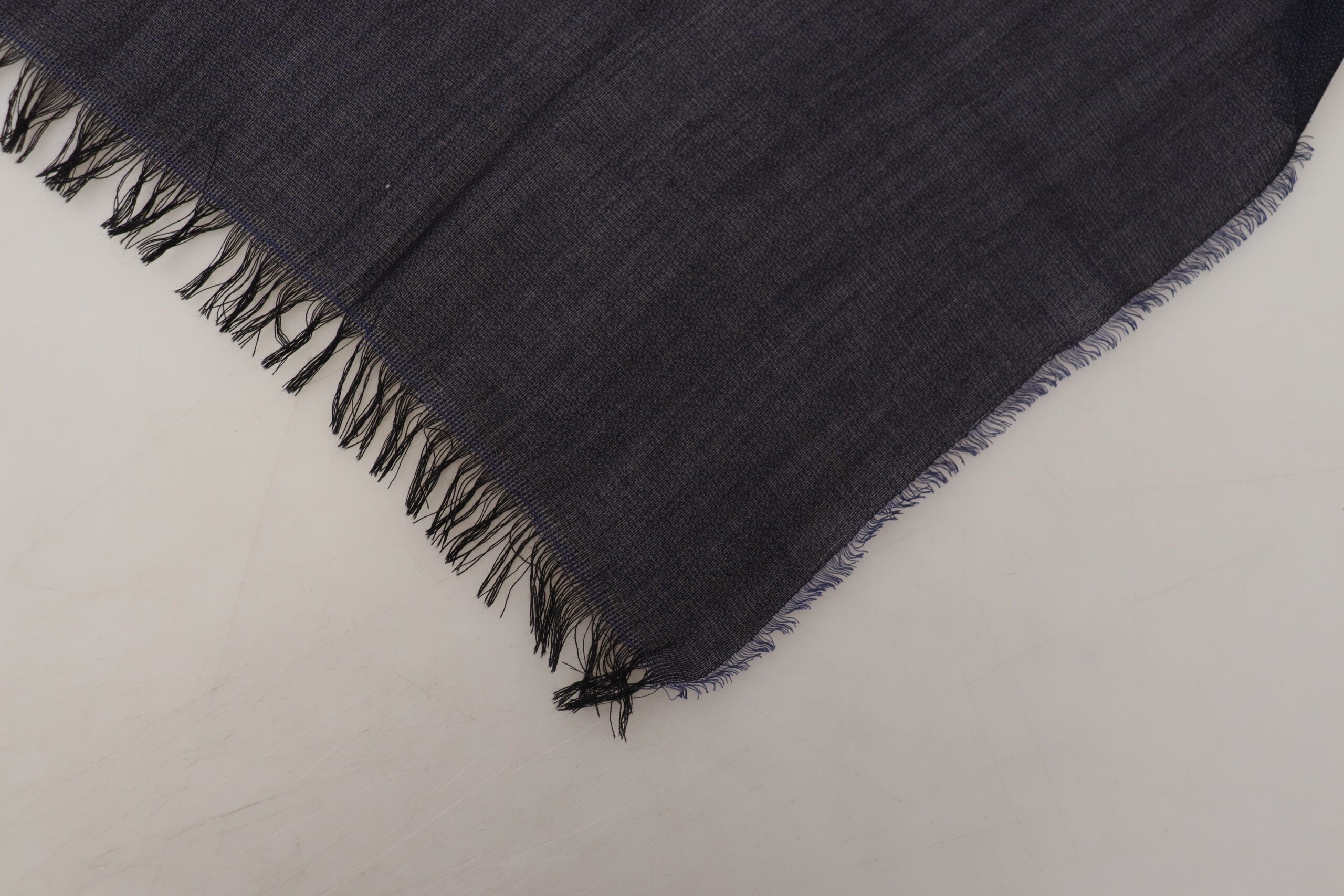 GF Ferre Elegant Fringed Wool Blend Scarf - Luksusmuotia GF Ferre - Tutustu YVES JAVANNI® 