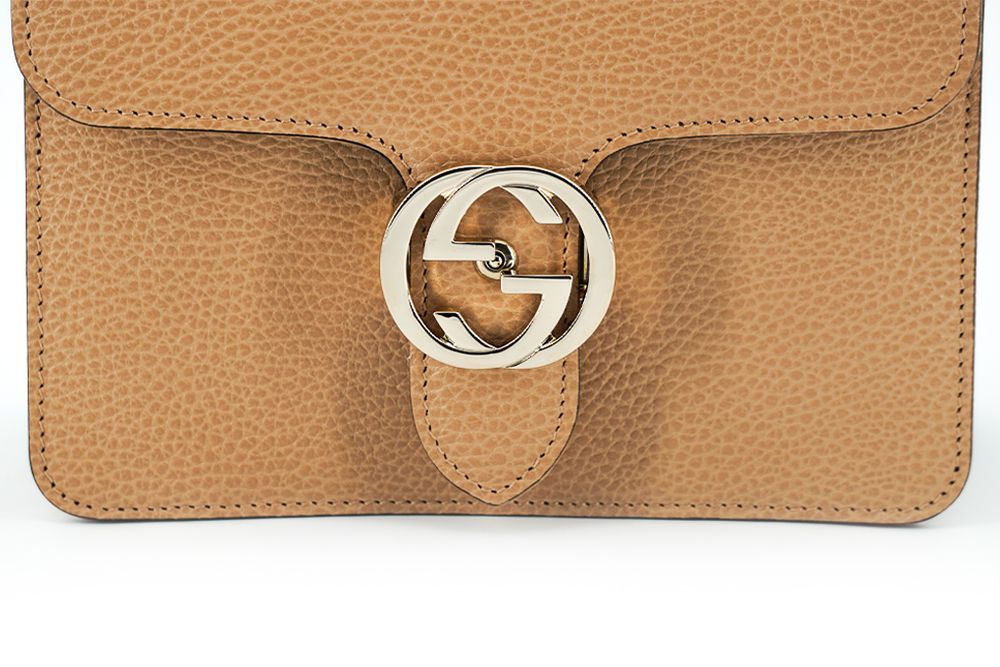 Gucci Elegant Beige Shoulder Bag with GG Snap - Luksusmuotia Gucci - Tutustu YVES JAVANNI® 