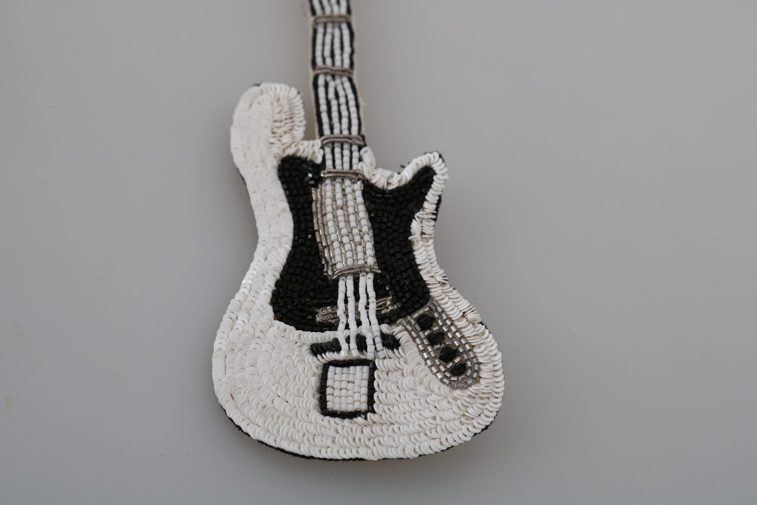 Dolce & Gabbana Gold Sequined Guitar Pin Brooch - Luksuslaukut ja asusteet Dolce & Gabbana - Tutustu YVES JAVANNI® 