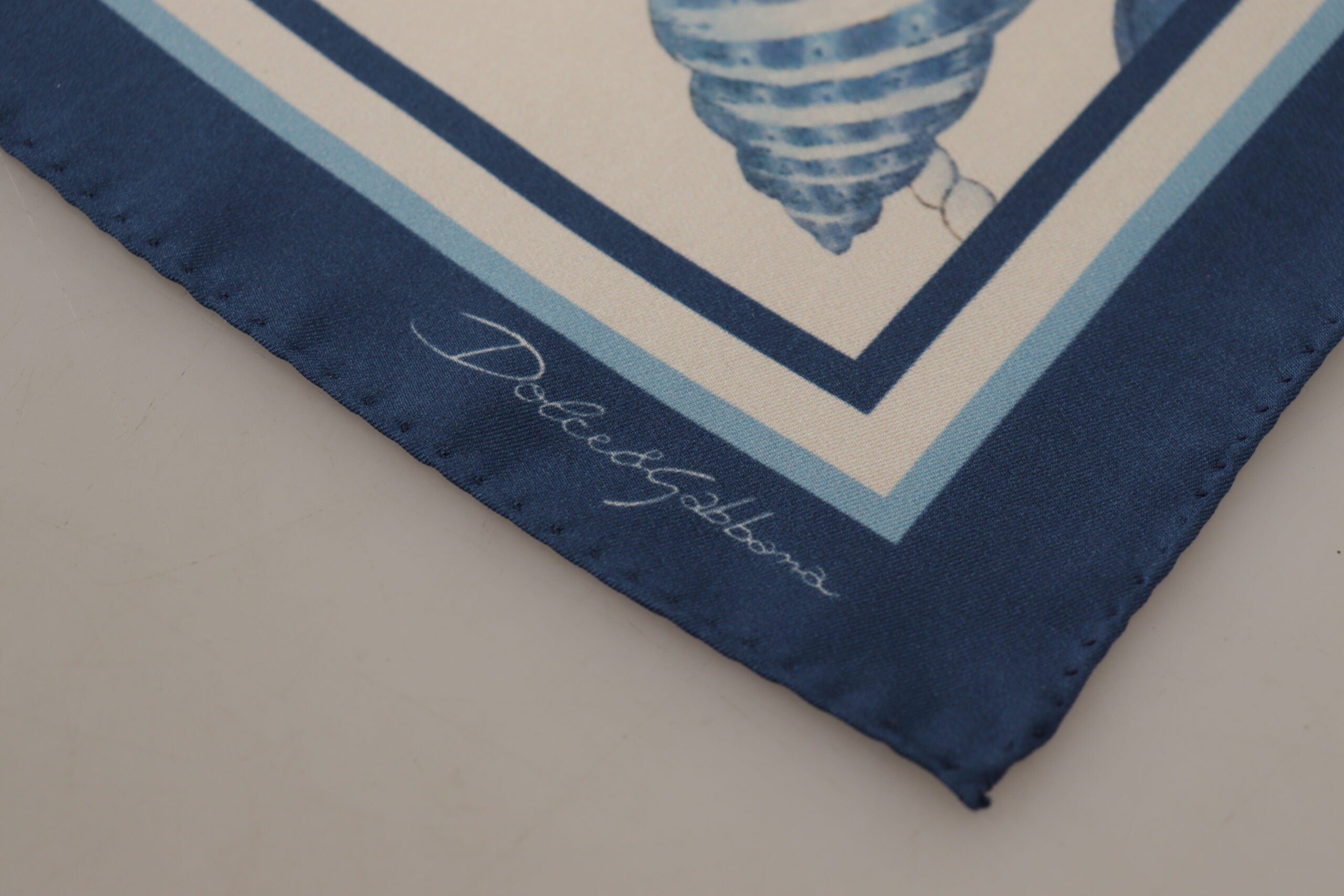 Dolce & Gabbana Elegant Blue Silk Men's Square Scarf - Luksuslaukut ja asusteet Dolce & Gabbana - Tutustu YVES JAVANNI® 