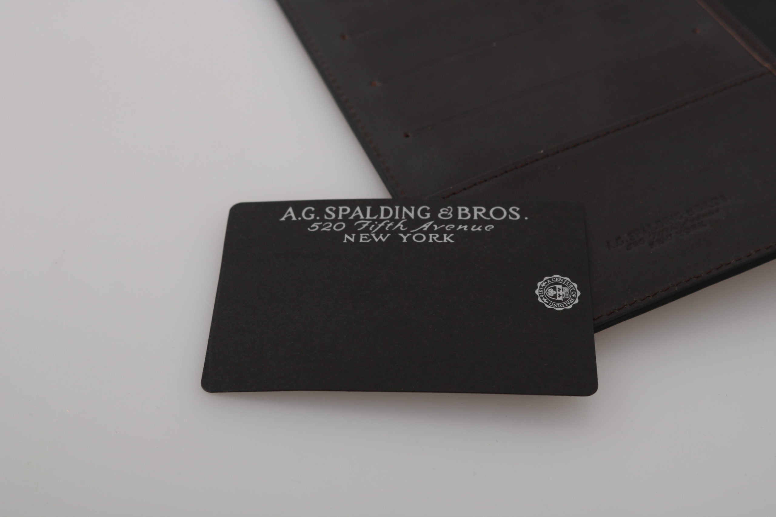 A.G. Spalding & Bros Elegant Leather Passport Wallet - Sleek Travel Essential - Luksuslaukut ja asusteet A.G. Spalding & Bros - Tutustu YVES JAVANNI® 