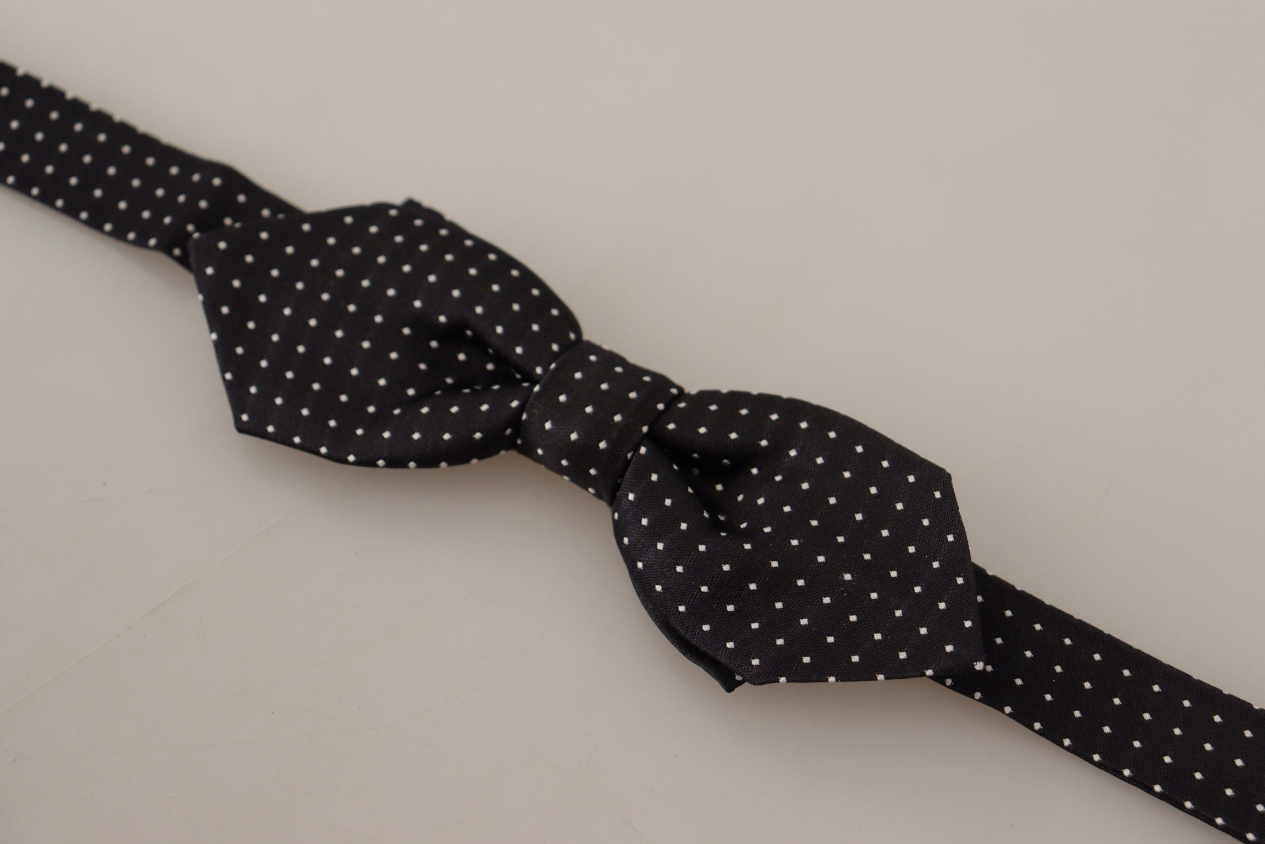 Dolce & Gabbana Exquisite Silk Polka Dot Bow Tie - Luksuslaukut ja asusteet Dolce & Gabbana - Tutustu YVES JAVANNI® 