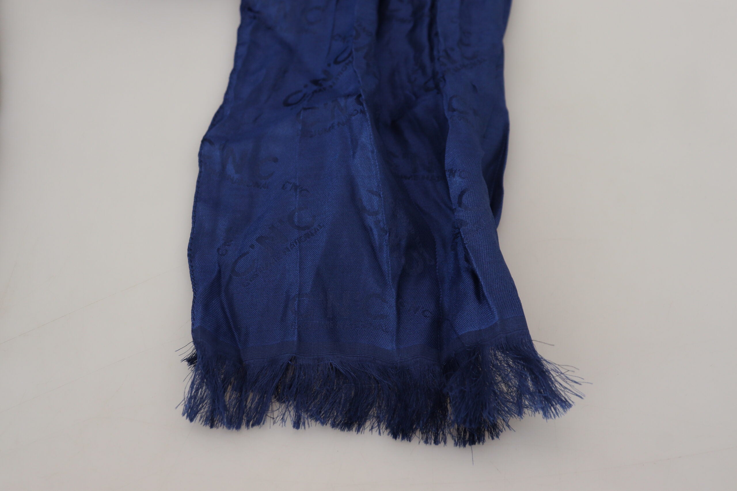 Costume National Elegant Silk Fringe Scarf in Chic Blue - Luksuslaukut ja asusteet Costume National - Tutustu YVES JAVANNI® 