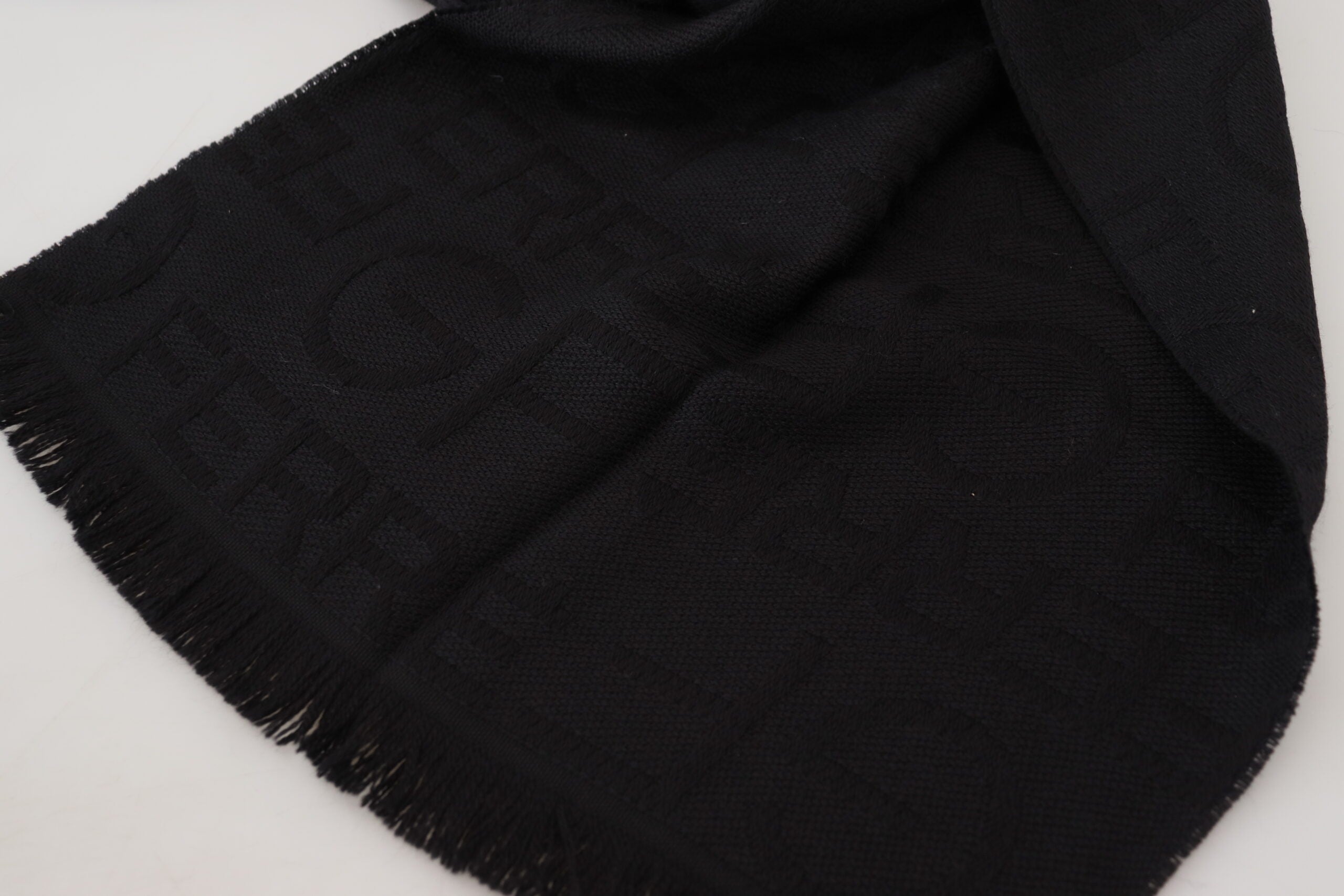 GF Ferre Elegant Wool Scarf with Fringes - Luksuslaukut ja asusteet GF Ferre - Tutustu YVES JAVANNI® 